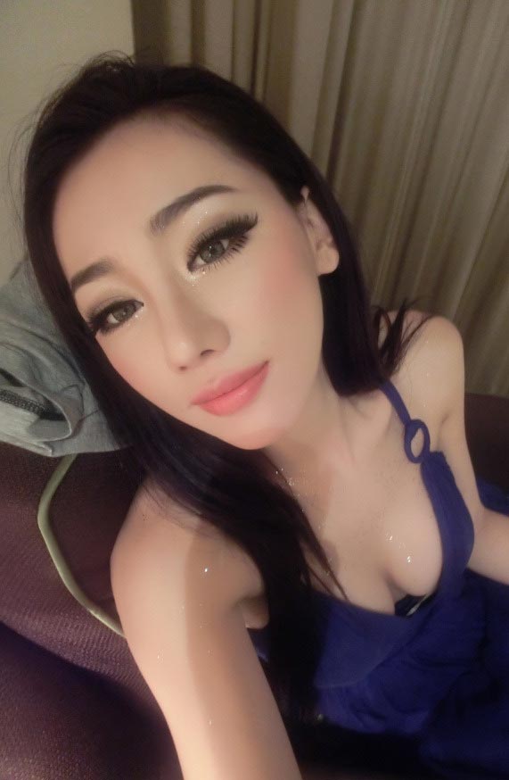   lovely - charming 可愛迷人