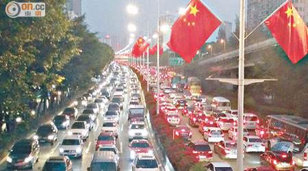 突推限牌令 深圳瘋搶車  中港新闻