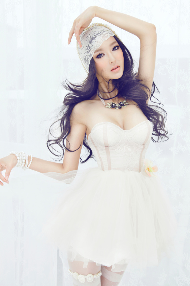   lovely - charming 可愛迷人