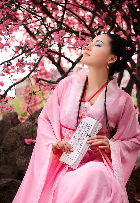   lovely - charming 可愛迷人