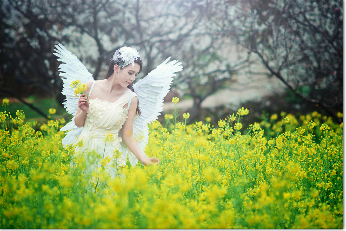   lovely - charming 可愛迷人
