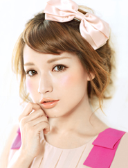   lovely - charming 可愛迷人