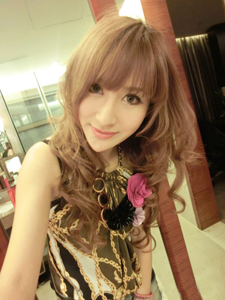   lovely - charming 可愛迷人