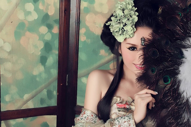   lovely - charming 可愛迷人