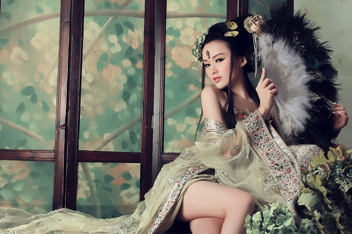   lovely - charming 可愛迷人