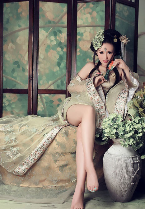   lovely - charming 可愛迷人