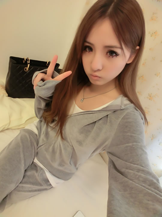   lovely - charming 可愛迷人