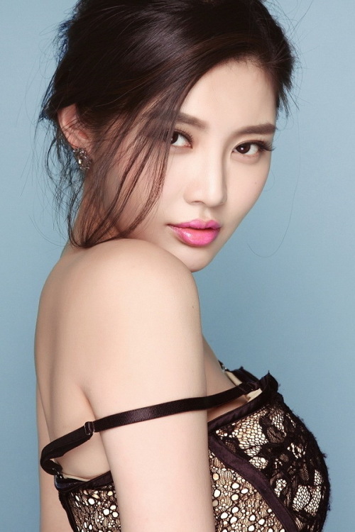   lovely - charming 可愛迷人