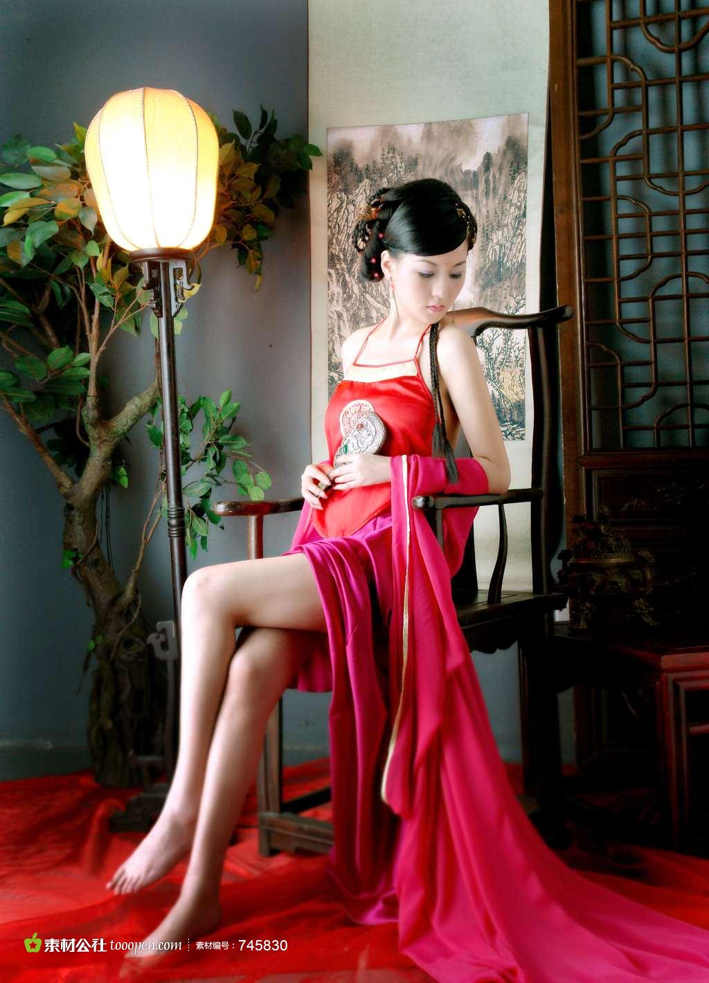   lovely - charming 可愛迷人