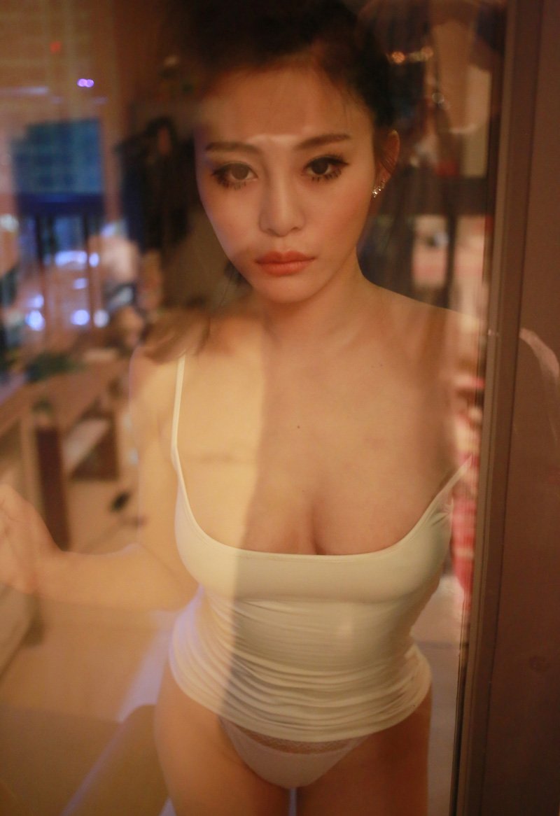  lovely - charming 可愛迷人