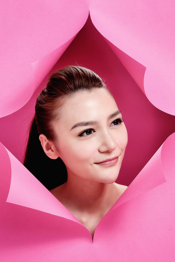   lovely - charming 可愛迷人