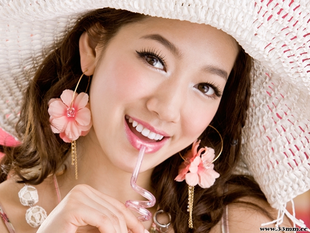   lovely - charming 可愛迷人