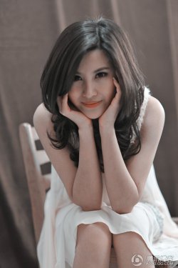   lovely - charming 可愛迷人