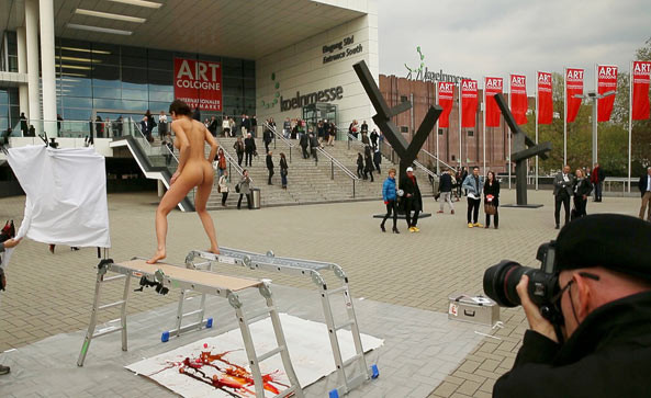 藝術家全裸逛畫展(裸片)  Ladies World 女性世界