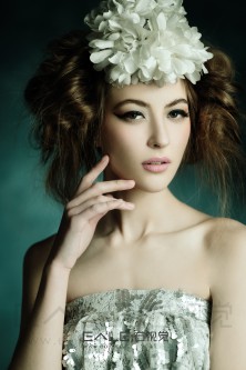   lovely - charming 可愛迷人