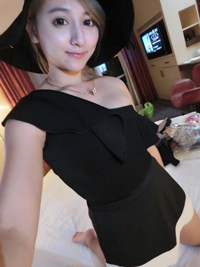   lovely - charming 可愛迷人