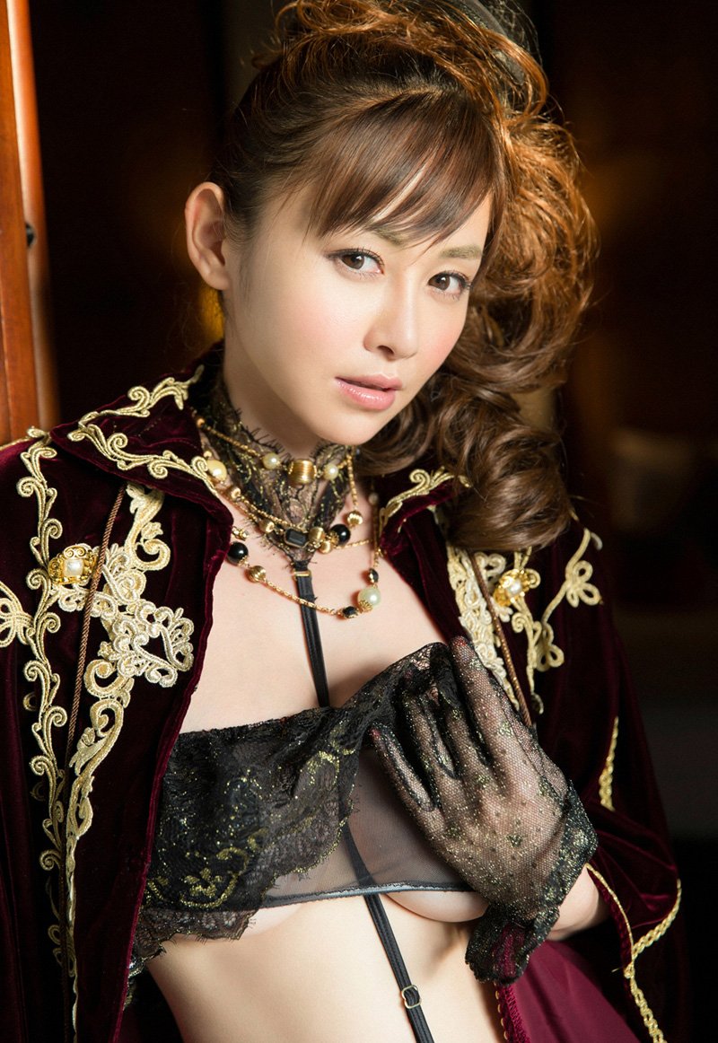   lovely - charming 可愛迷人