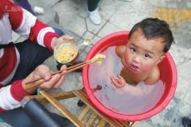 爸爸狠心腸赤祼身浸凍水　  媽媽 + 寶寶