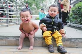 爸爸狠心腸赤祼身浸凍水　  媽媽 + 寶寶