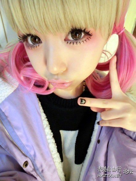   lovely - charming 可愛迷人