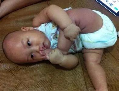 昨夜打機忘記睡覺  Funny Baby