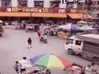 过马路千万别玩手机了！  Phones 手機天下 電腦