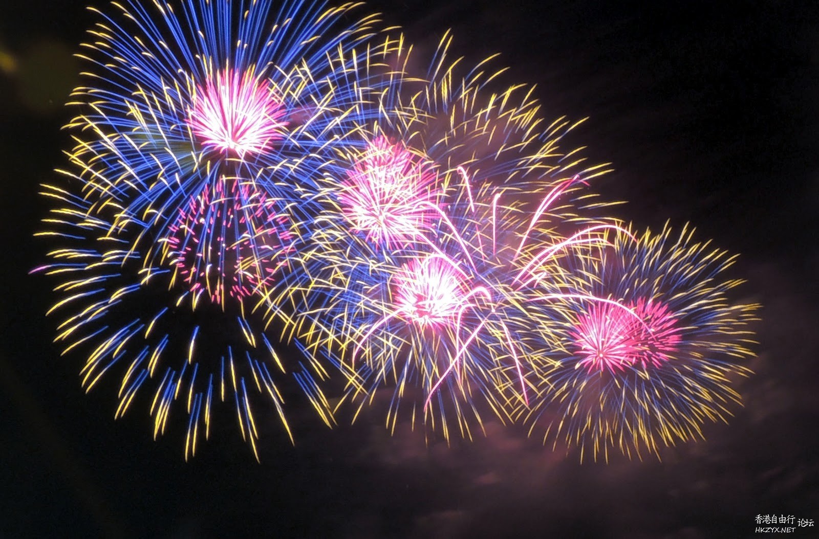 Fireworks over sand dunes  Fireworks 烟花