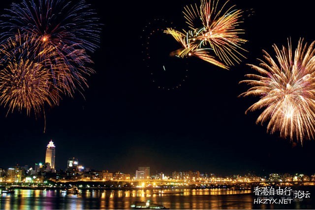 Fireworks over sand dunes  Fireworks 烟花