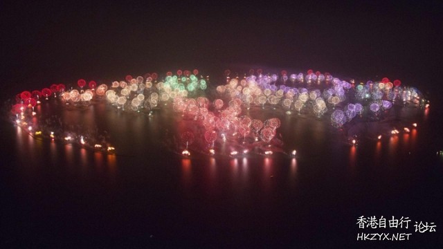 Fireworks over sand dunes  Fireworks 烟花