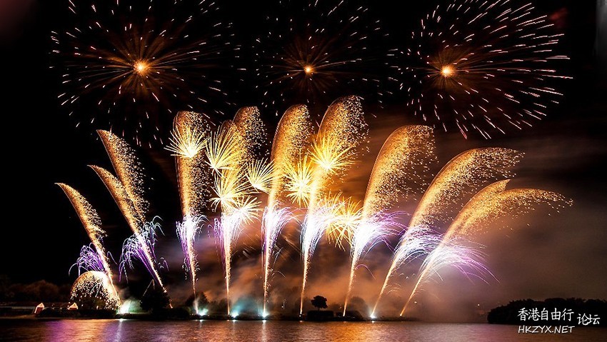Fireworks over sand dunes  Fireworks 烟花