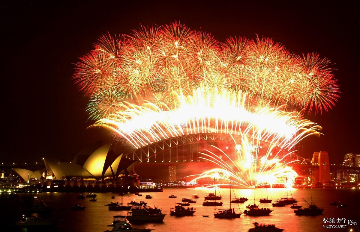 Fireworks over sand dunes  Fireworks 烟花