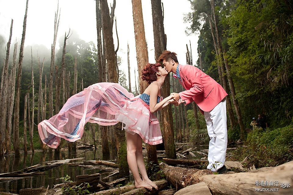 享受著森林浴-拍攝婚紗  婚礼服務