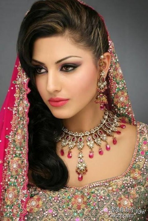 Why do so many beautiful women in India  English + 中文