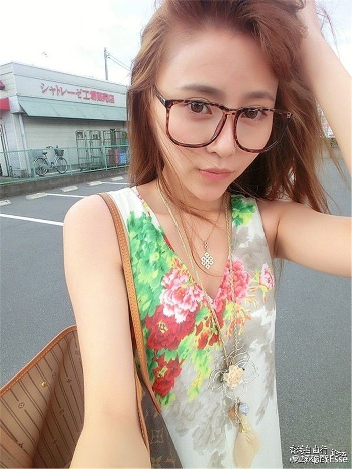   lovely - charming 可愛迷人