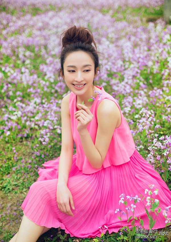   lovely - charming 可愛迷人