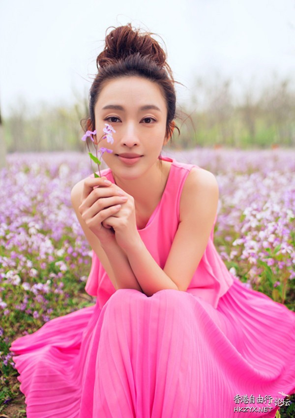   lovely - charming 可愛迷人