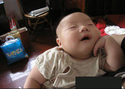喂个鸡可真不容易  Funny Baby