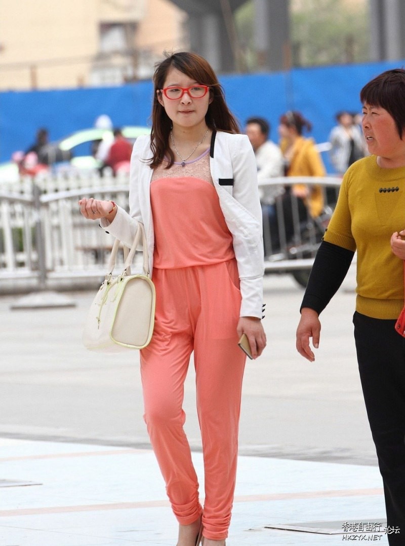   lovely - charming 可愛迷人