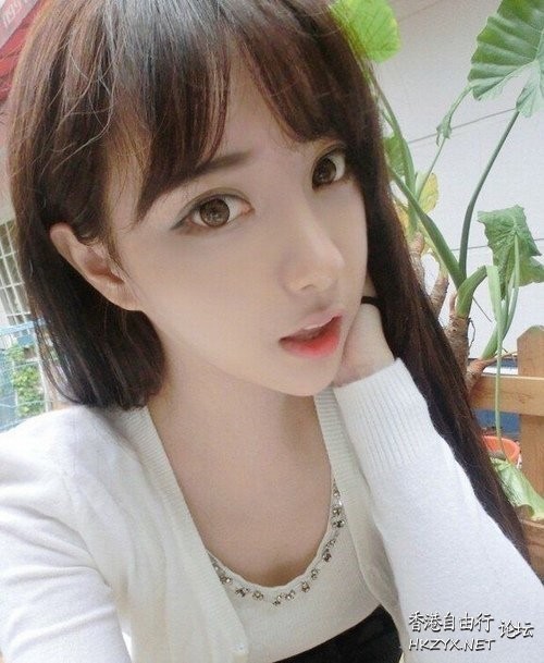   lovely - charming 可愛迷人