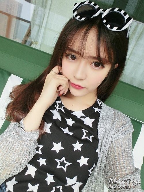   lovely - charming 可愛迷人