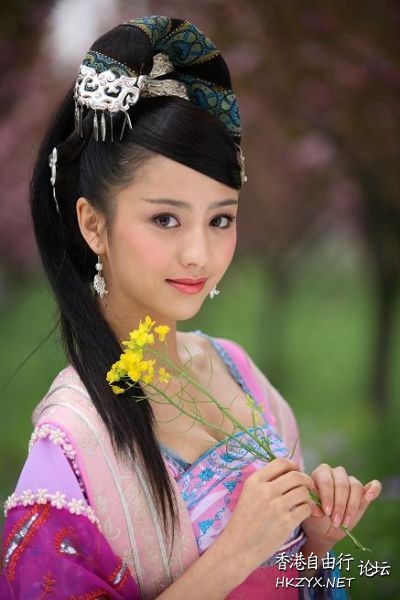   lovely - charming 可愛迷人