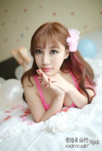   lovely - charming 可愛迷人