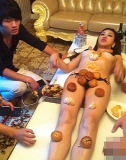 女子拍“人體月餅”寫真  Human portrait 人体寫真