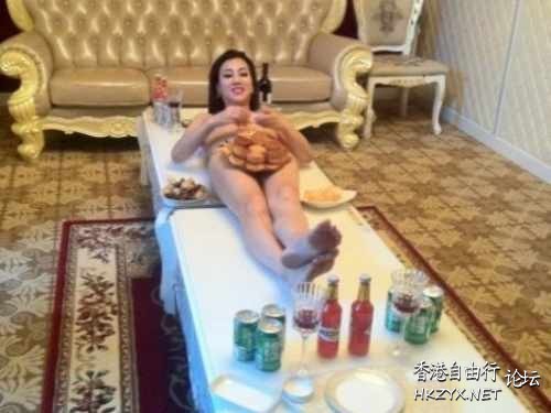 女子拍“人體月餅”寫真  Human portrait 人体寫真