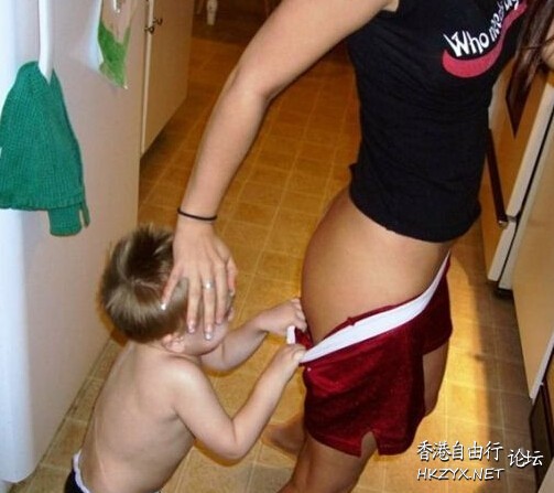 沙滩喂奶爆笑  Funny Baby