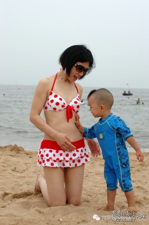 沙滩喂奶爆笑  Funny Baby