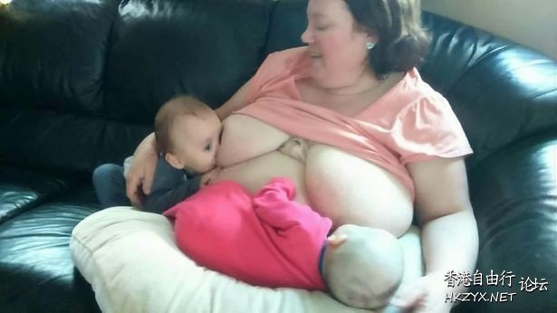 沙滩喂奶爆笑  Funny Baby
