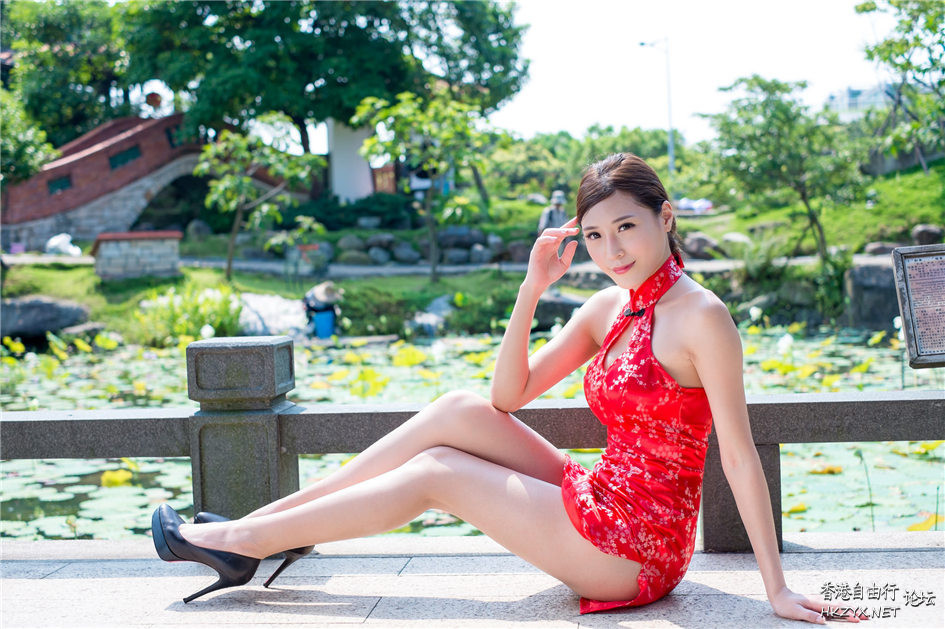   lovely - charming 可愛迷人