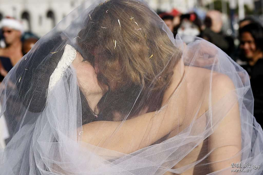 行爲藝術支持“裸婚”  婚礼服務