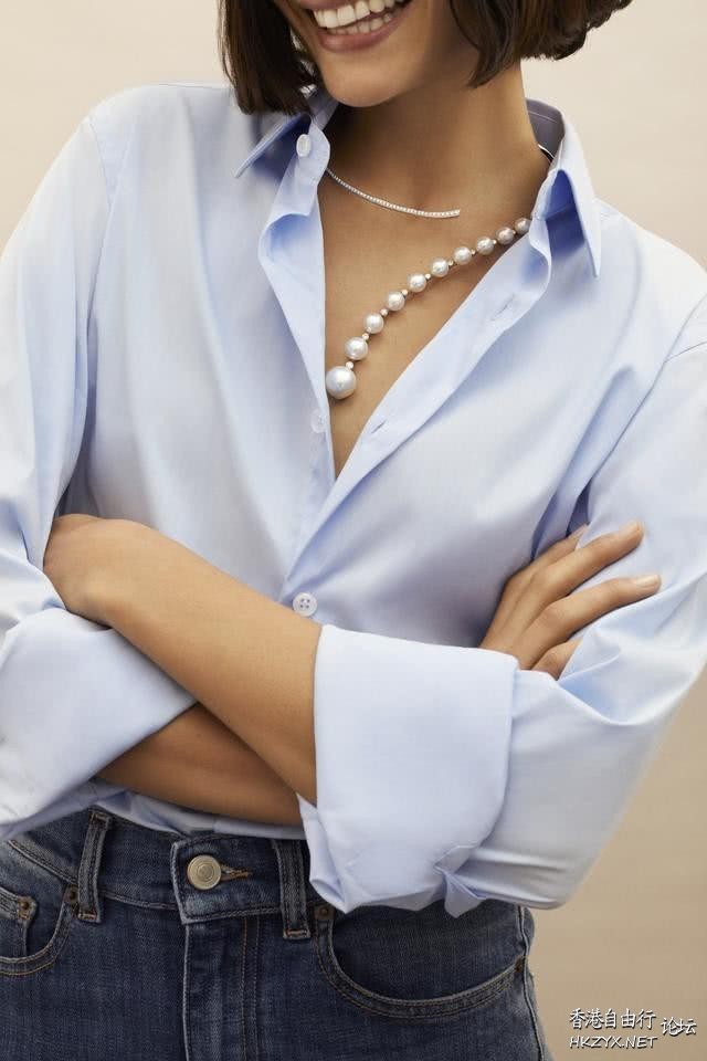 項鏈配白T恤好時髦  Fashion 與妳分享